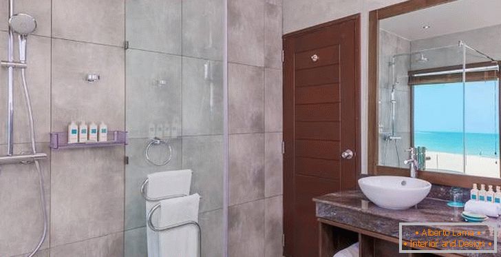 Dizajn kúpeľne v hoteli Uga Bay