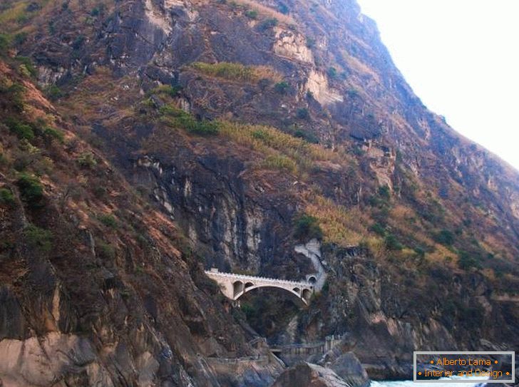 Pohľad na skoku Tigrov skoku (Lijiang)