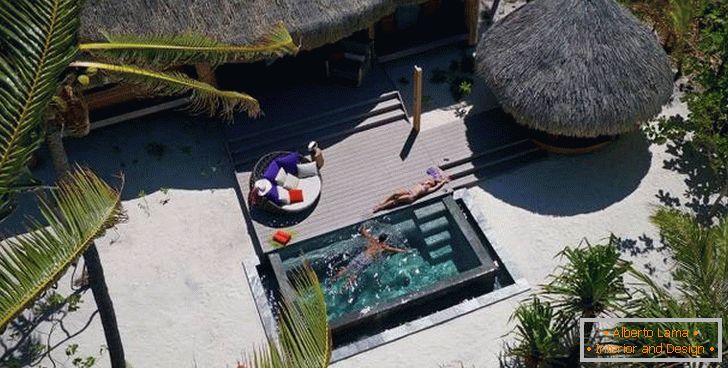 Terasa s bazénom v hoteli Brando