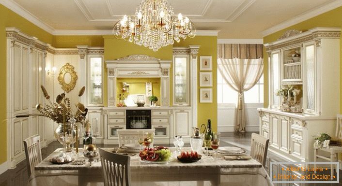 Luxusný interiér kuchyne v barokovom štýle.