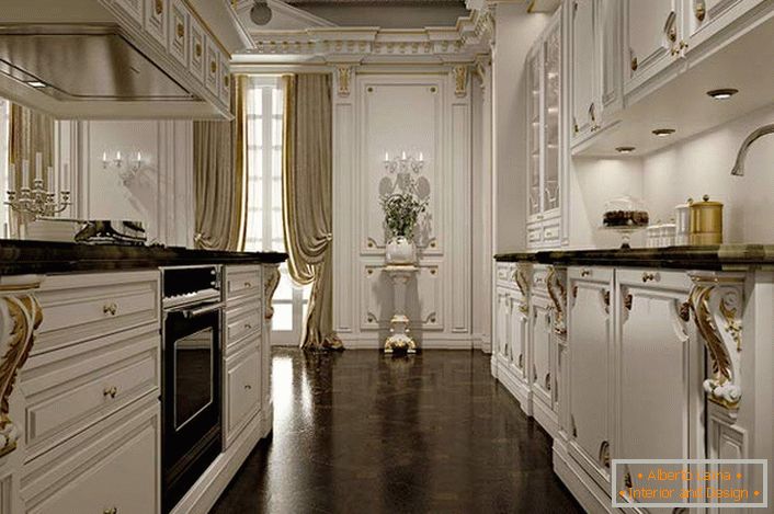 Ušľachtilý interiér kuchyne v bielej a zlaté farbe svedčí o dobrej chuti majiteľa domu. 