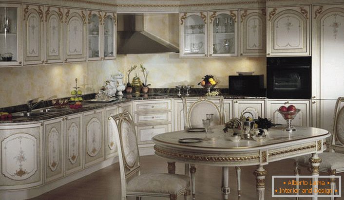 Vstavaná technika robí interiér kuchyne v barokovom štýle.