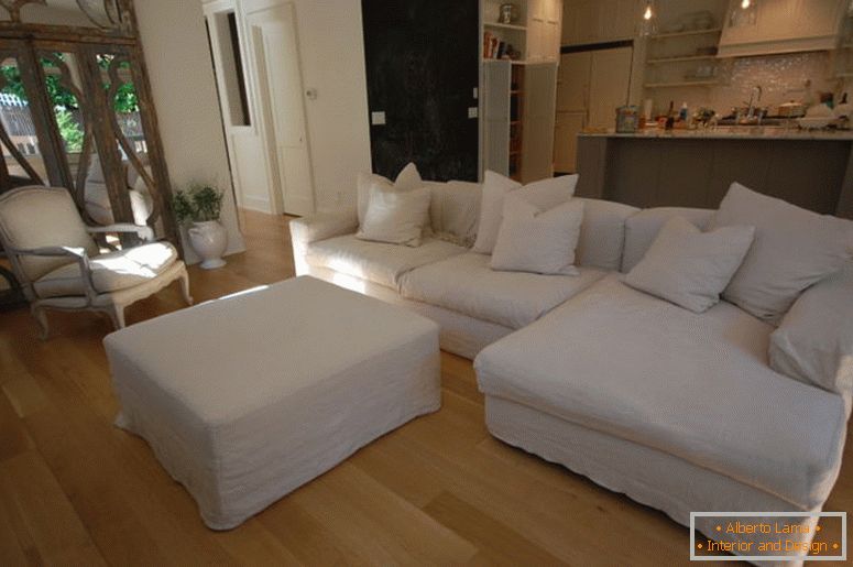 Nábytok-interiér-dekorácie-classic-bielo-pohovky-s-vankúše-and-table-kombinovaným s drevená-podlahy-and-open-kuchyni-space-for-inšpirujúca-obývacia izba-design-nápady-comfortable- moderná sedacia súprava-s-soft-le