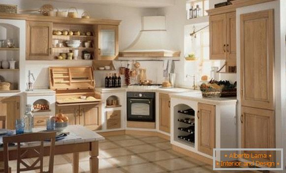 Kuchyňa v rustikálnom štýle s bielymi a drevenými fasádami