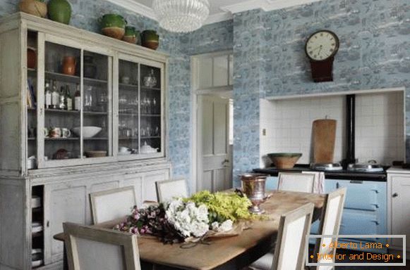 Klasická kuchyňa v rustikálnom štýle - fotka so skriňou a tapetami