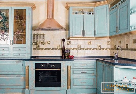 Modrý nábytok pre kuchyňu Provence