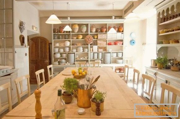 Otvorené regály v kuchyni v Provence