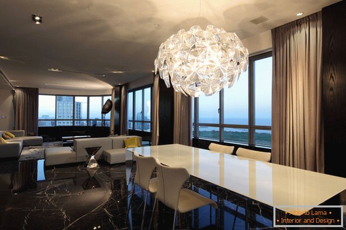 Masívny lustr pre obývaciu izbu v high-tech štýle dáva dostatok svetla. Futuristický dizajn - štýlové riešenie pre interiér.