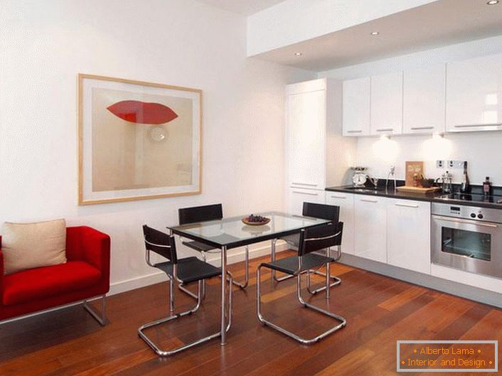 Štýlová kuchyňa s akcentmi červenej. Minimalistický štýl je výhodou pre dizajn štúdiových apartmánov. 