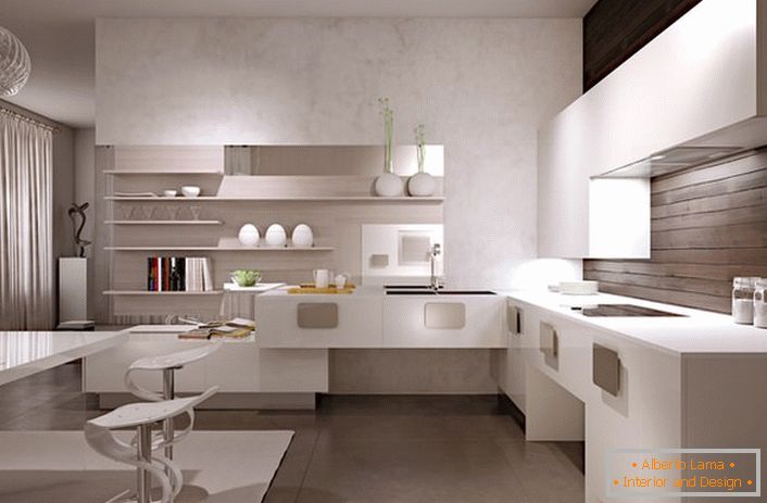 Minimalistický interiér kuchyne v bielej farbe je harmonicky kombinovaný s dekoráciou drevenej steny nad pracovnou plochou.