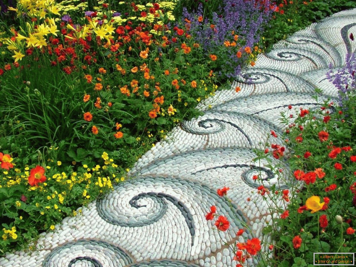 Dekoratívny dizajn záhradnej cesty