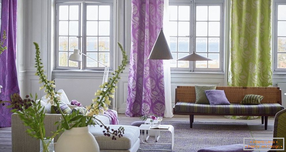 Lavender farba vo vnútri obývacej izby