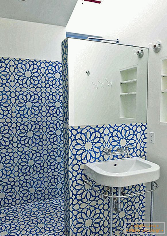 Modrý kvetinový vzor na stene v kúpeľni