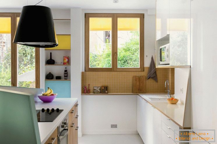 Myšlienka interiéru kuchyne pre malé byty od architektov MAEMA