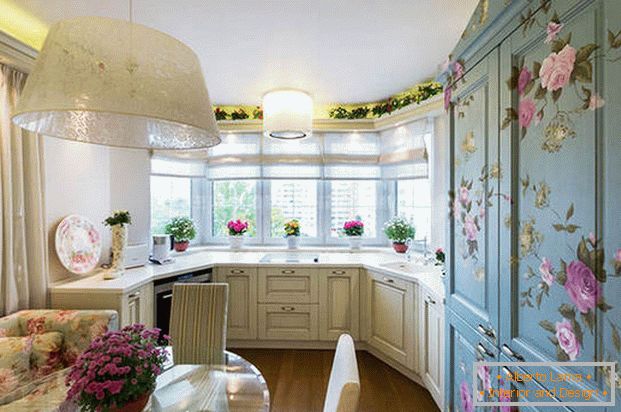 dizajn kuchyne v štýle Provence s kvetinovými motívmi