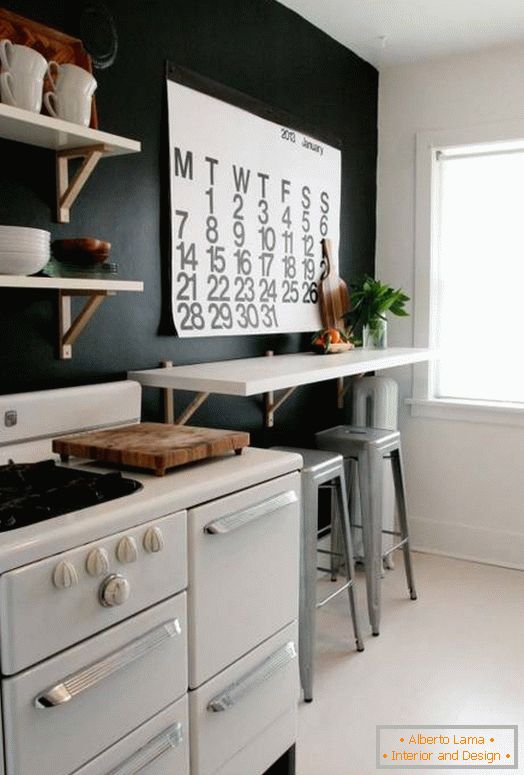 Čierne steny a biely nábytok v kuchyni