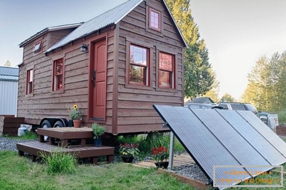 Malý dom so solárnymi panelmi