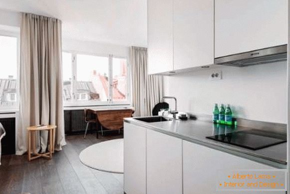 Kuchynský dizajn v malom štúdiovom apartmáne - minimalistická fotografia