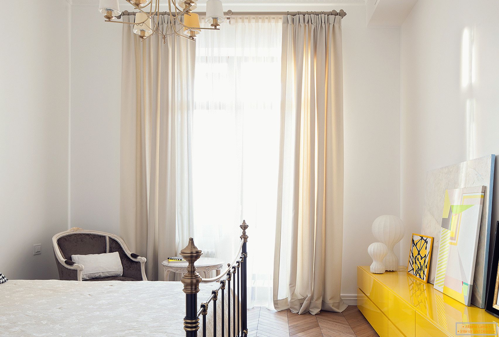 Malé izby, staré vo svetlých farbách, sa zdajú byť priestrannejšie