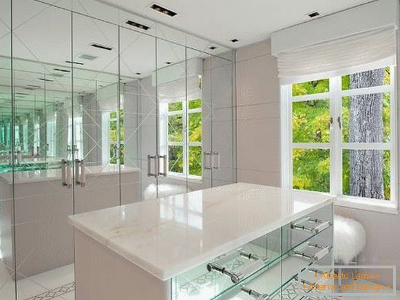 Zrkadlá v interiéri - ako vizuálne zväčšiť malú miestnosť