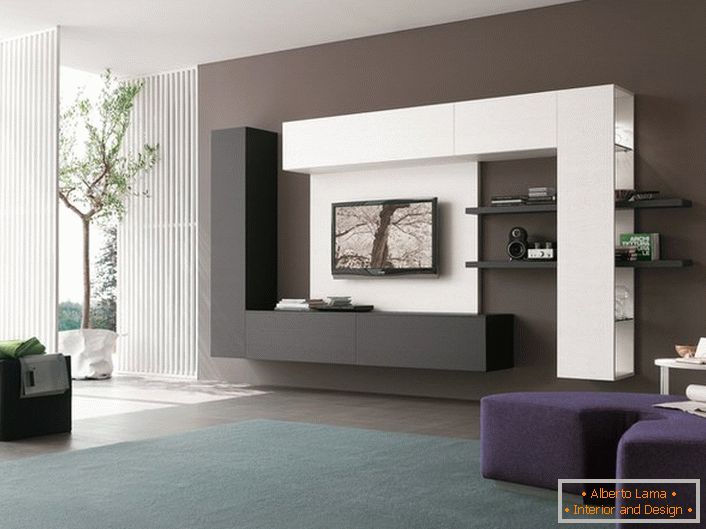 Obývacia izba hi-tech sa vyrába v prísnom súlade so štýlom. Panoramatické okná dokonale zdôrazňujú celkový koncept štýlu priestrannej miestnosti. 