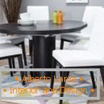 Stôl a stoličky tmavých farieb