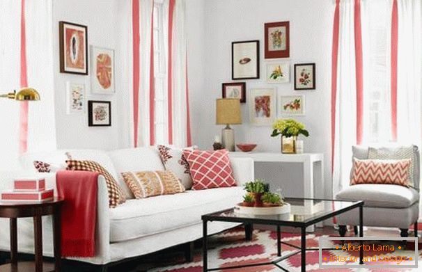 Červené akcenty v bielom obývacej izbe