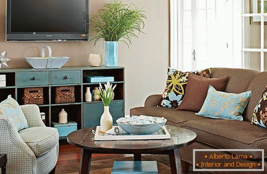 Kombinácia čokolády a modrej v dizajne obývacej izby
