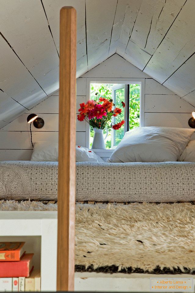 Spálňa pod stropom v malom útulnom dome
