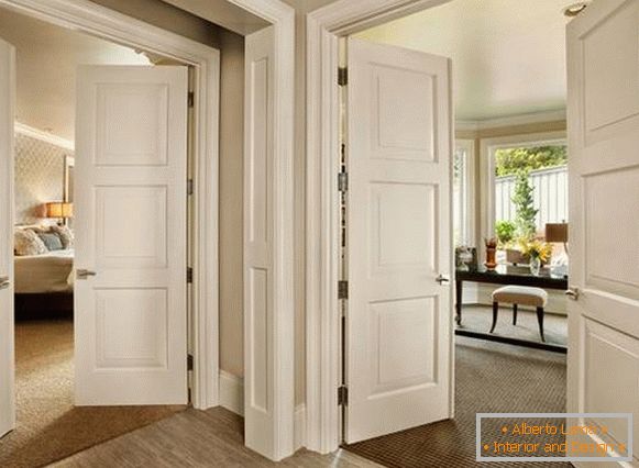 Krásne interiérové ​​dvere v interiéri - fotografia v bielej farbe