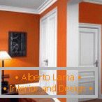 Oranžové steny a biele dvere