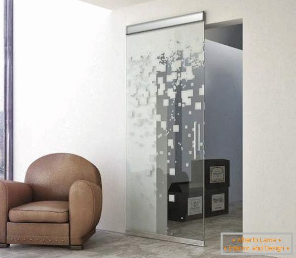 Posuvné sklenené interiérové ​​dvere s moderným vzorom