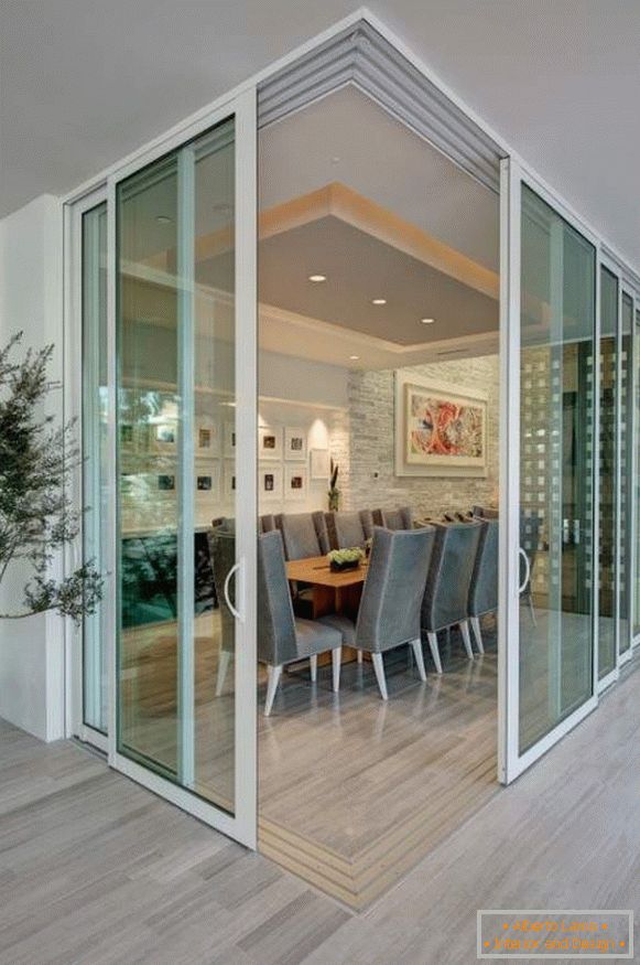 Posuvné sklenené interiérové ​​dvere priestoru - fotografia miestnosti