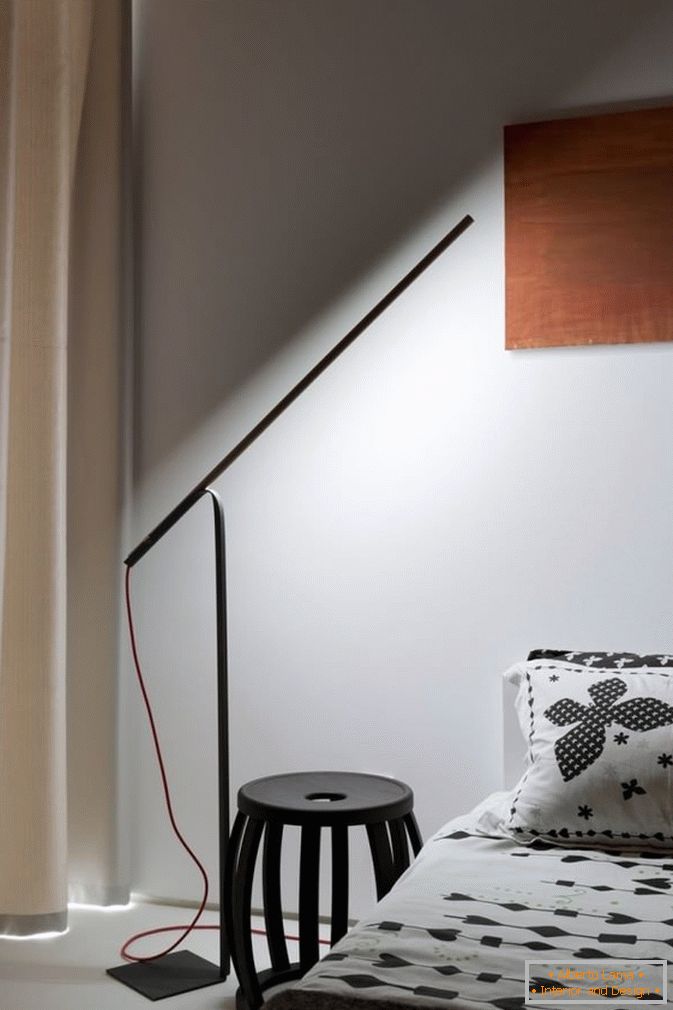 Osvetlenie v spálni malého bytu s jednou spálňou v Kyjeve