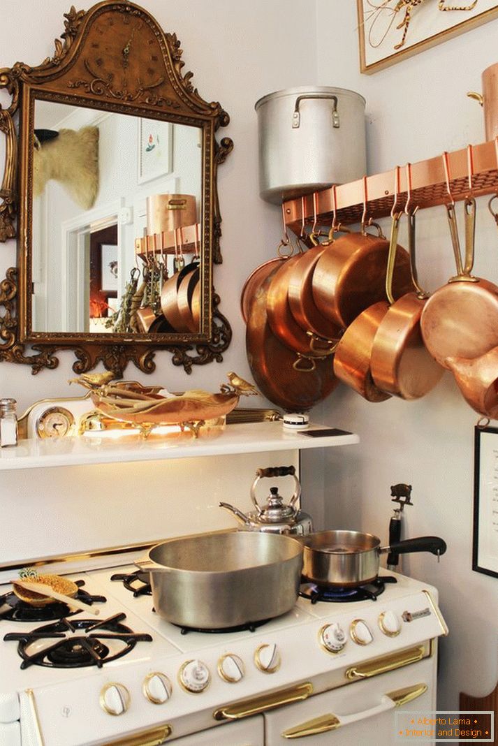 Bronzový tovar v kuchyni