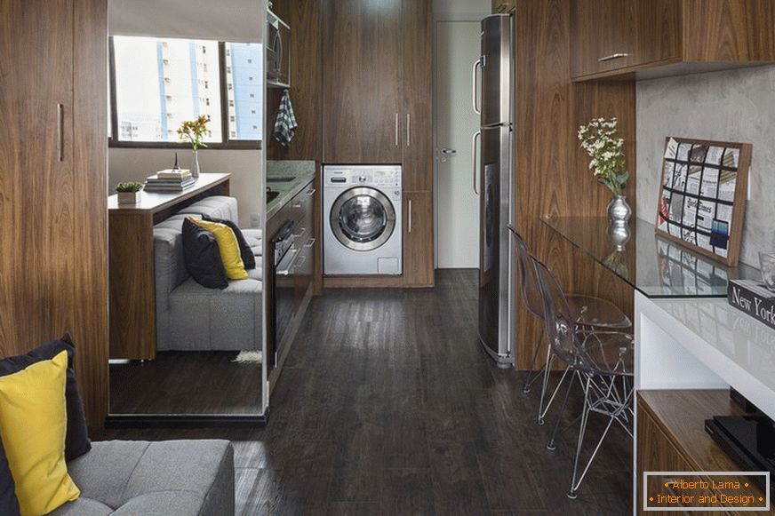 Kompaktná kuchyňa a vstavaná práčka v malom apartmáne v Brazílii
