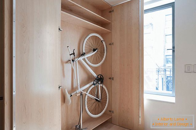 Bicykel v skrini v multifunkčnom bytovom transformátore
