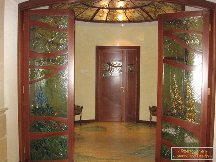 Strop s farebným sklom je v súlade s dizajnom dverí so sklenenými vložkami. 