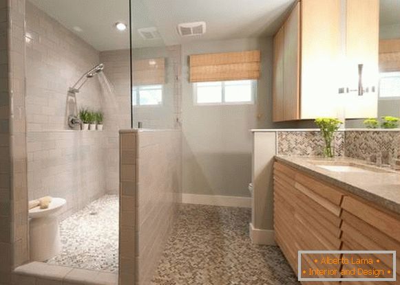 Sprcha bez podnosu so stenou a priehradkou na sklo