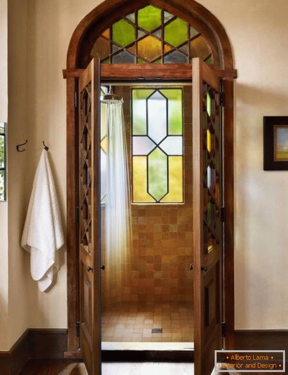 Drevené sprchové dvere sa otáčajú