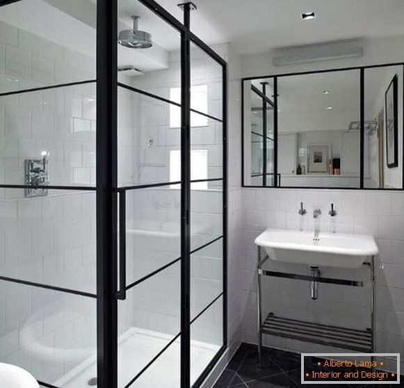 Čiernobiely interiér kúpeľne so sprchovacím kútom