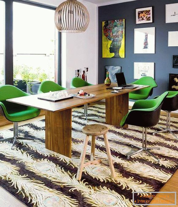 Koberec v obývacej izbe na podlahe s pávom vzorom