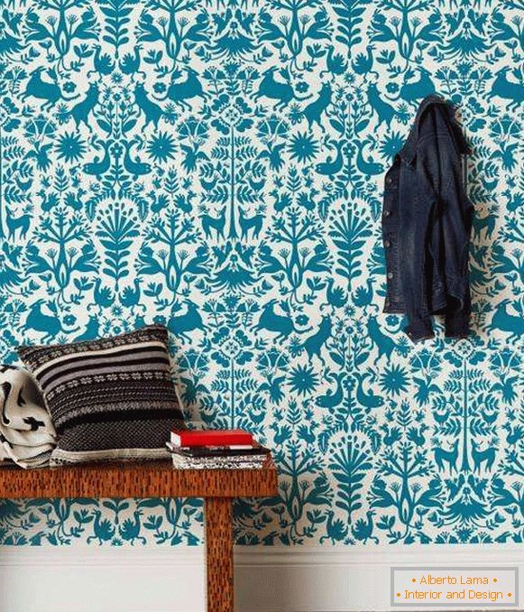 Etnický tapetový dizajn v bielej a modrej farbe