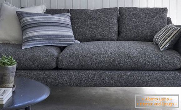 Čalúnená pohovka, koberec a vankúše z kolekcie 2016 od dizajnérskych spoločností