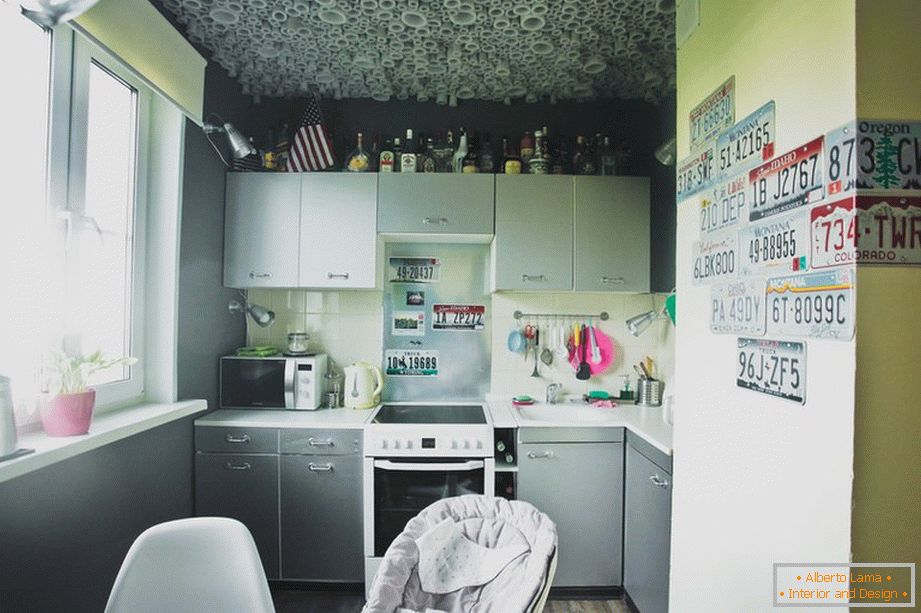 Malá útulná kuchyňa v šedej farbe