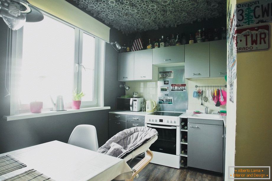 Malá útulná kuchyňa v šedej farbe
