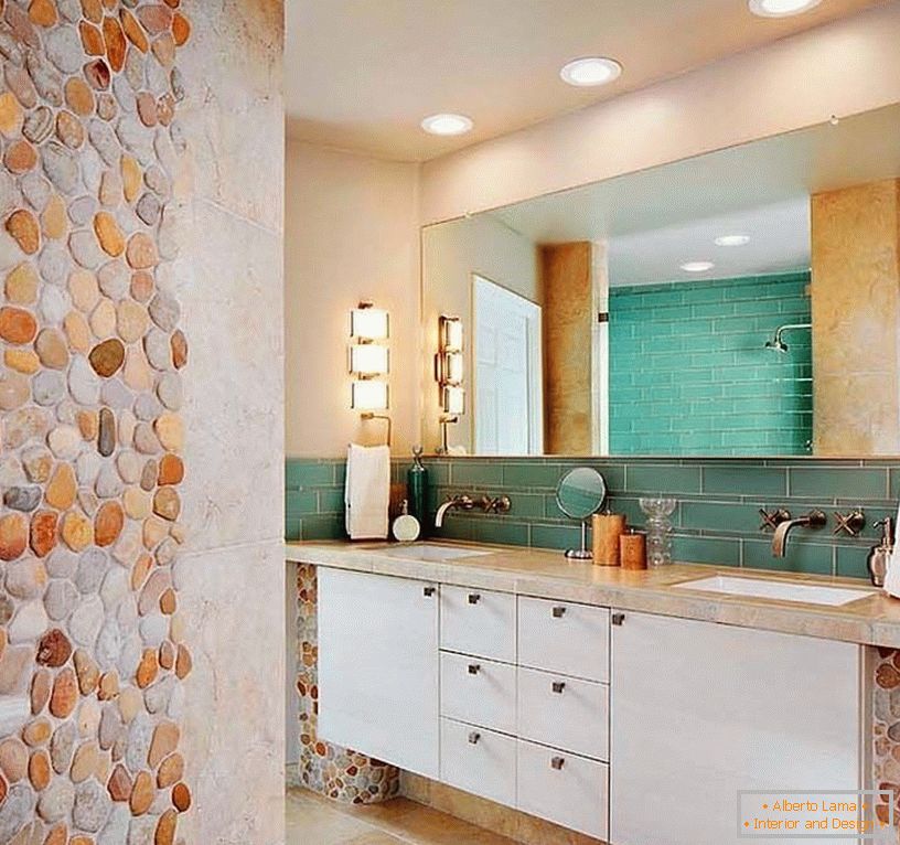 Mozaika z kameňa v interiéri kúpeľne
