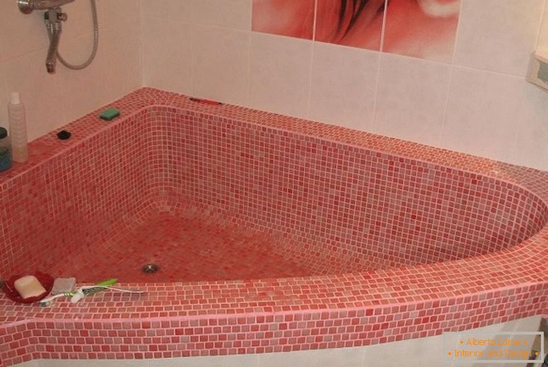 Kúpeľ z ružovej mozaiky
