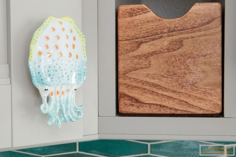 Dverová rukoväť v podobe chobotnice v kuchyni