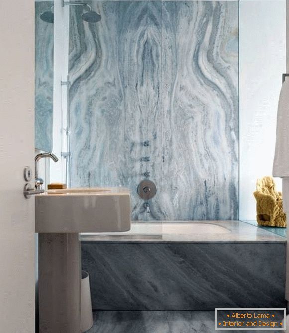 Kúpeľňa so sivým modrým mramorom